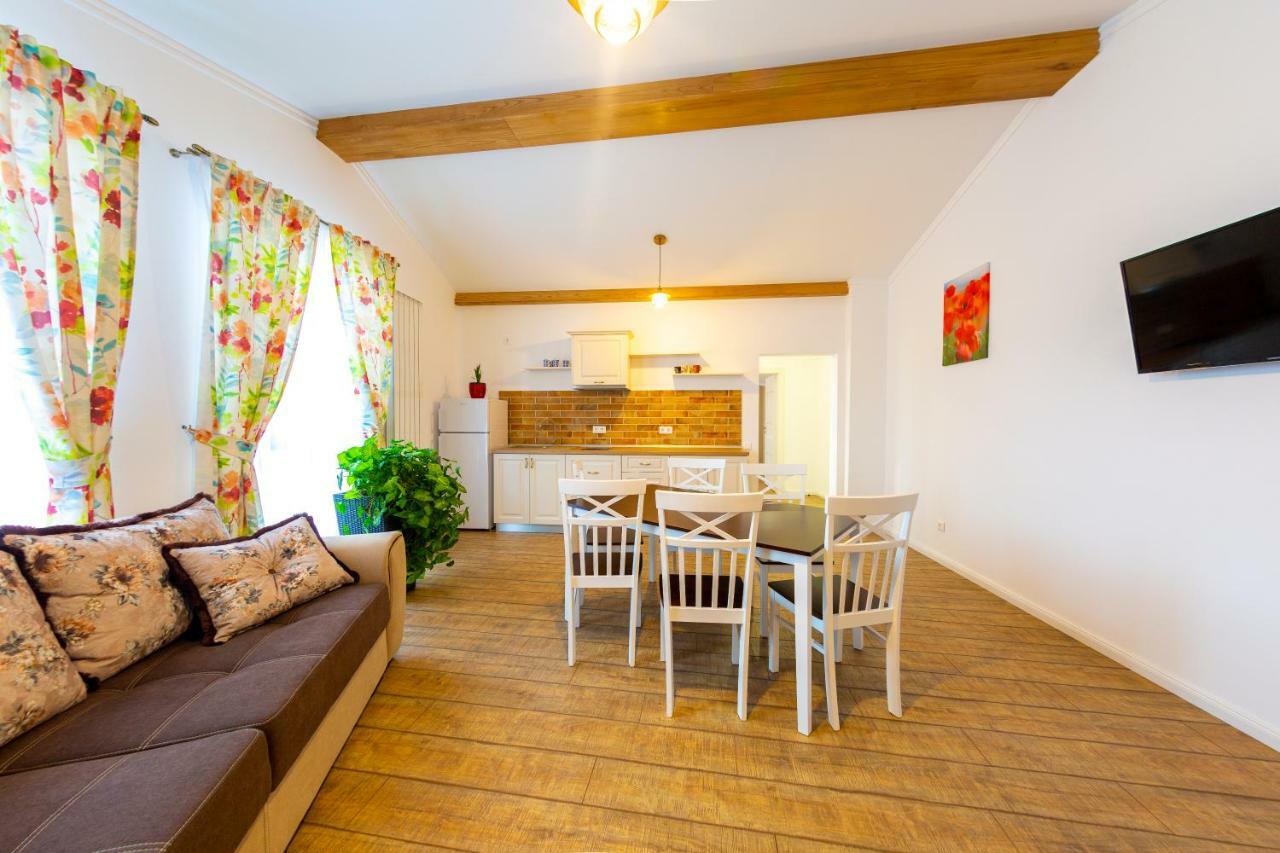 Casa Cu Nuc Hotel Alba Iulia Ngoại thất bức ảnh