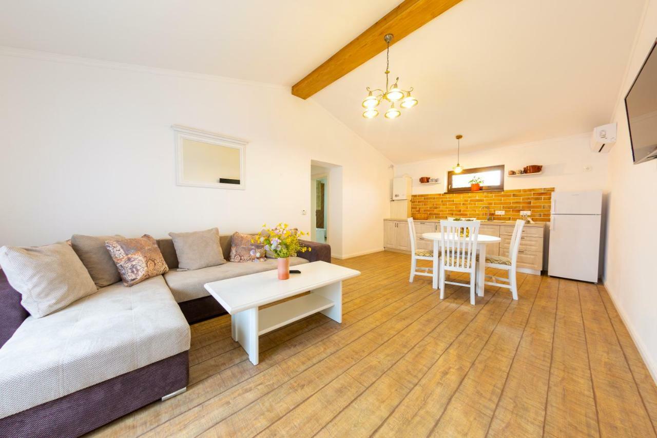 Casa Cu Nuc Hotel Alba Iulia Ngoại thất bức ảnh
