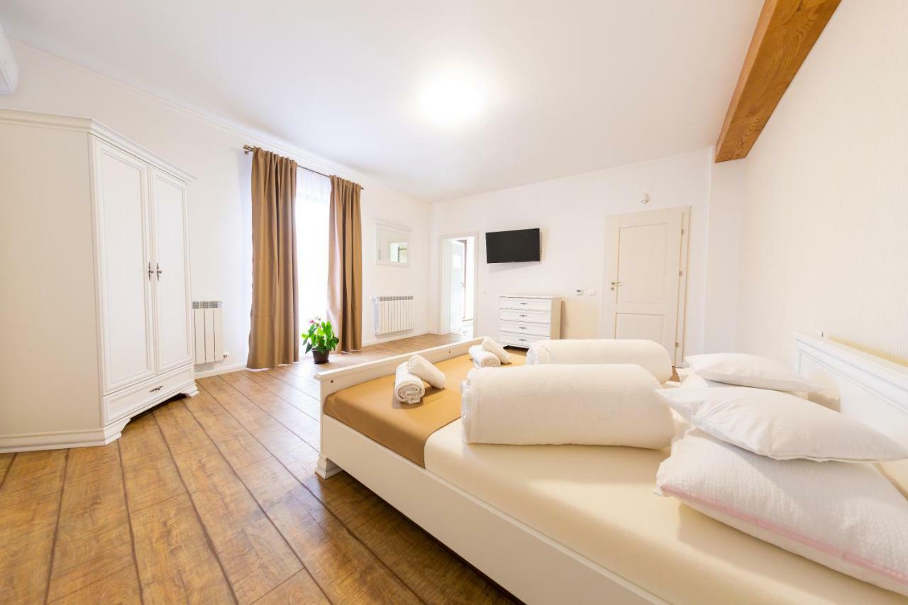 Casa Cu Nuc Hotel Alba Iulia Ngoại thất bức ảnh